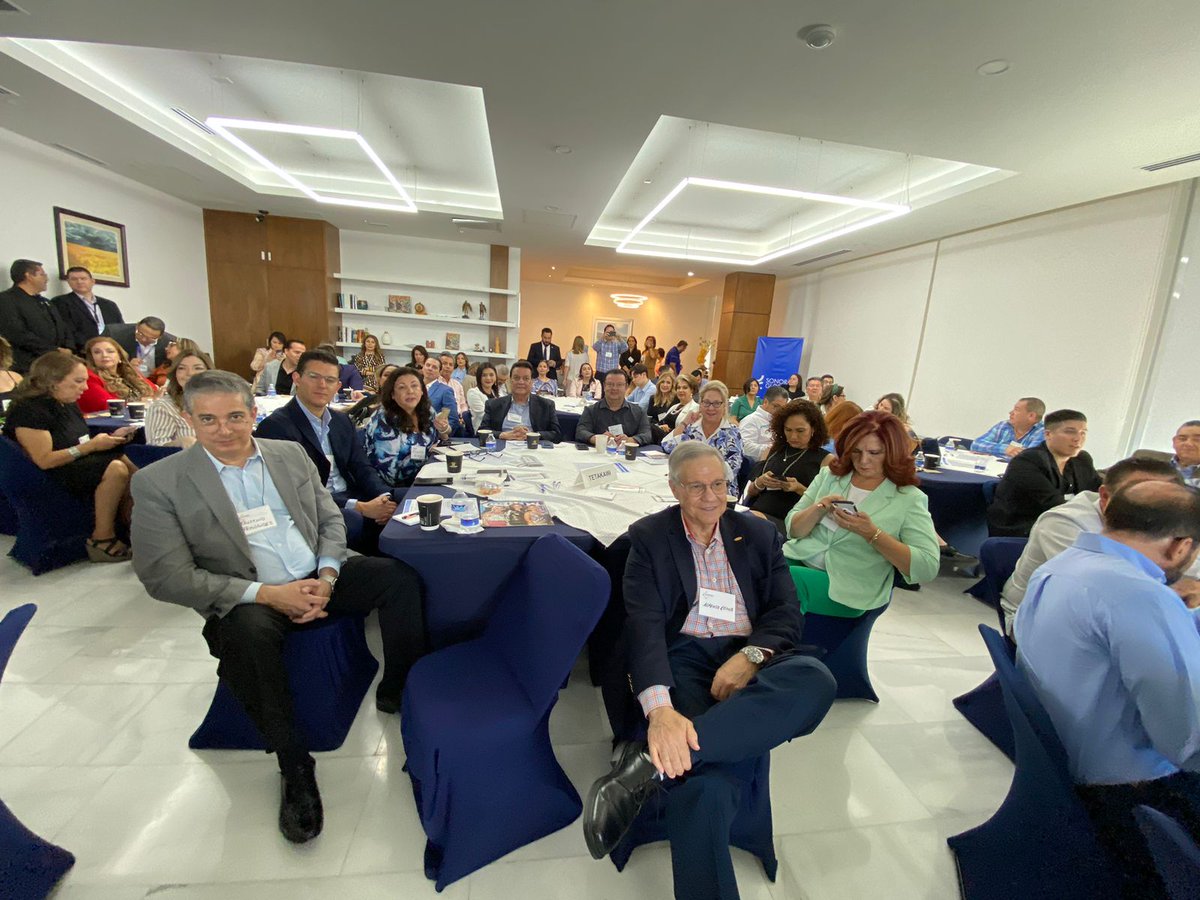 aurora_retes's tweet image. Arizona-Mexico Hall Town en alianza @SonoraGlobal se une para marcar ruta de colaboracion EFECTIVA y aprovechar #nearshoring  y detonar #MegaRegion  economicamente con in grediente humano en la ecuación laboral de integrar migrantes @Coparmex @CANACINTRAMex @index @lopezdoriga