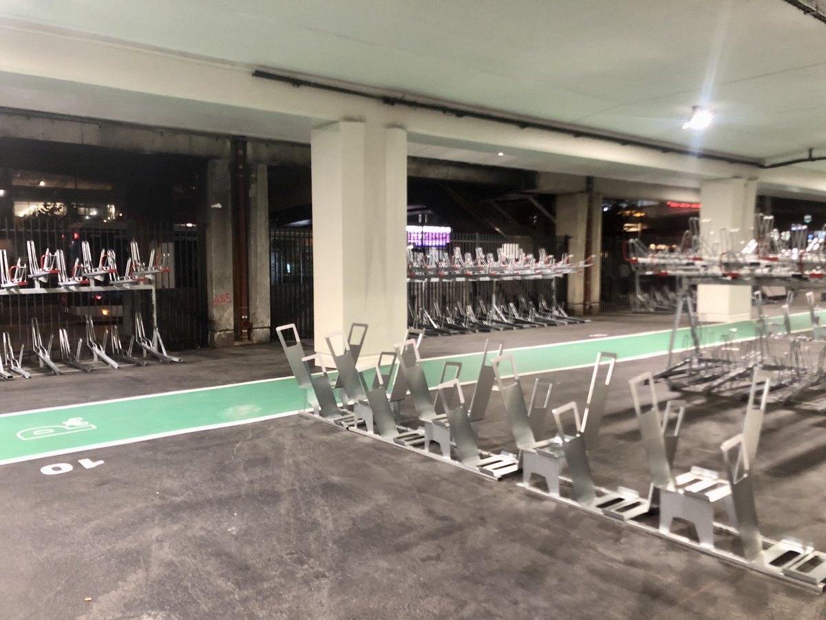 Découverte par hasard du soir : un très grand parking vélo (500 places environ ?) est en train d’être installé a la place du parking auto (surtout pour les voitures de location si je me rappelle bien ?) Gare de Lyon