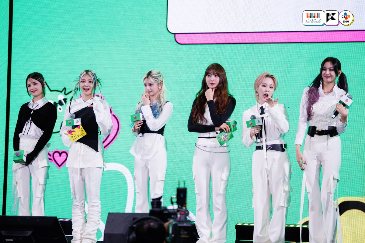 KCON_official's tweet photo. [#KCONSAUDIARABIA2023] DAY1 
MEET &amp; GREET PHOTO 
#EVERGLOW💖

Cupid must have used all his arrows because I fell in love again 🏹💘

💚10/6 ~ 10/7
✨Let’s #KCON ! https://t.co/w41erSVY4Q