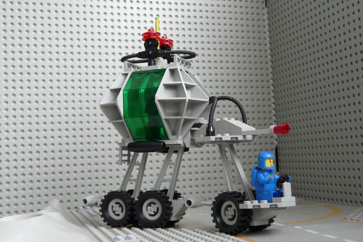 AtTheBricks's tweet image. The Lunar MCC (Mobile Command Center) with high visibility of the surroundings thanks to the height of the command module.

#Lego #レゴ #classicspace #クラシックスペース