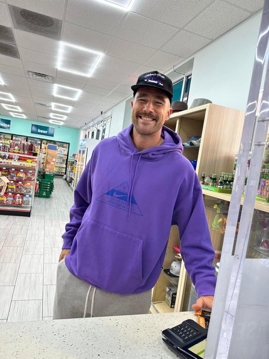 LonlyChild__'s tweet photo. Why Kelce trying hide them Honey Dutches😂😂🤣🤣🤣🤣 https://t.co/2wHORTJVbd