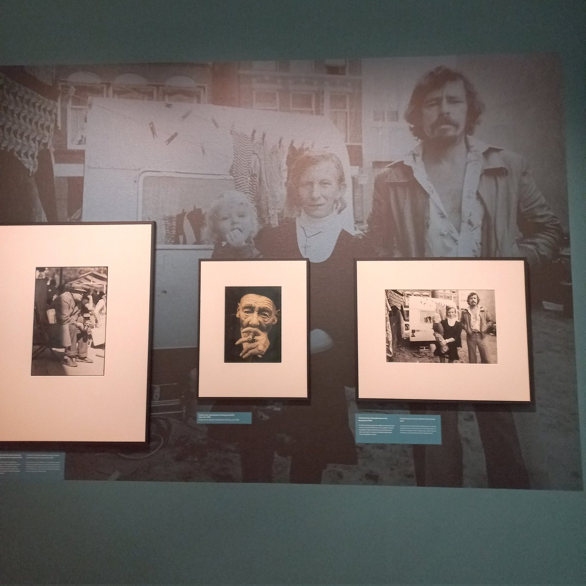 Vandaag geopend in het @haagshistorisch: Frederick Linck - Foto's van de jaren '70. Aanleiding voor deze tentoonstelling is een schenking van meer dan 150 foto's uit de nalatenschap van Frederick Linck (1942-2020)