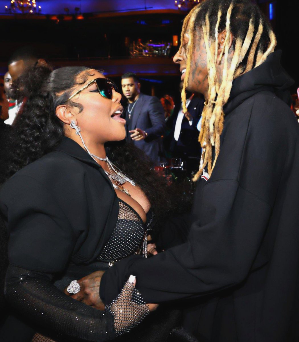 DontTrollMeHo's tweet photo. Barbs pay attention!!! Your imaginary Queen ainβt sitting on her imaginary thrown in 2023. Nicki wasnβt featured on #Lilwaynes the fix be4 the 6 & taken off @Drake album FATD. #RIPnickiminaj btw FATD is π₯ @LilKim can we get a #Drimmy callab instead of #dricki? https://t.co/OIIzJOnkh6