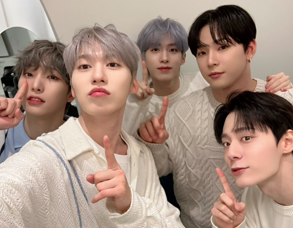 KimchiSoundz's tweet photo. Ohh
It was very exciting day! I'm so proud of Oneus!!🫶

I was shaking waiting for the results.. AND WOW TOMOON DID IT ONEUS DID IT⭐️💫🌟💓💖

I'm sending my warmest hugs everyone💕 Thank you so much💗

#BailaConmigo1stWin 
#원어스_바일라꼰미고_1위_날춤추게해 
#ONEUS7thWin https://t.co/wlxnGD2E61
