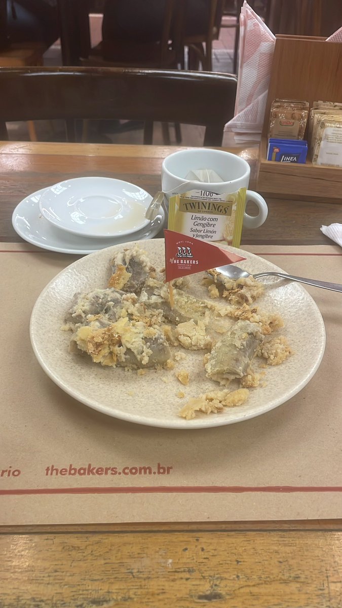 headstartkid's tweet photo. So at first I thought the Brazilian banana pudding was nasty...but turns out the filling in the middle was delicious. Those bananas can go back to whatever plaintain farm they can from though. https://t.co/7LGQEtl8ab