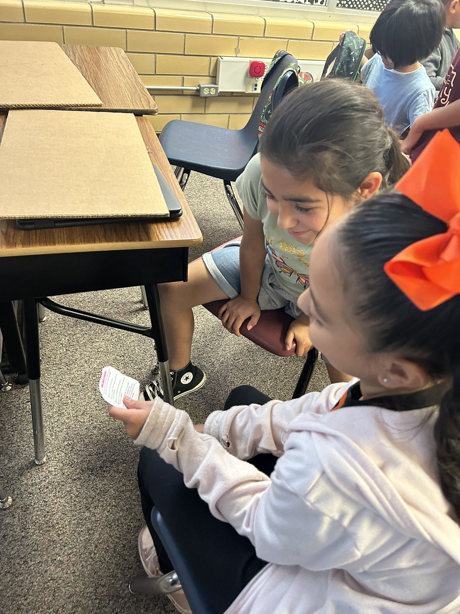 AmberM2022's tweet photo. Students were helping each other study for our vocabulary test today!😁 https://t.co/boyWgFUK4e