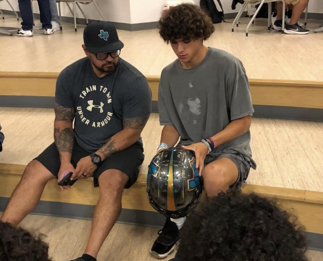 lenagris's tweet image. Help me wish @DoubleQuatroo AkA PappaQuatroo a very Happy Birthday! We LOVE You with all our hearts and we thank GOD everyday for you! #daddyo #pappa #dad #bigo #chango #ocho #8A  ❤️🙏🎂👩‍❤️‍👨 🎊🎈🪅🎉