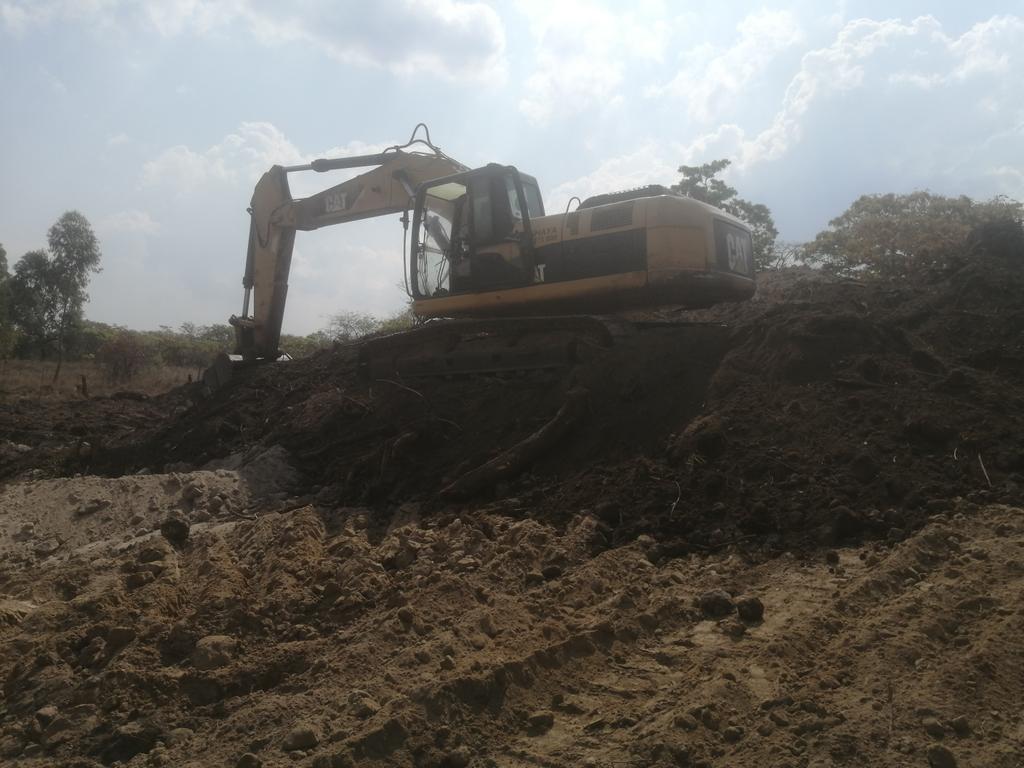 JusticeChikore's tweet photo. Dam wall construction and dam excavation in progress. The dam is meant for 10 hectare irrigation system and not limited to an additional 15 hectare field nearby. It has a capacity of 16 - 20 million cubic metres. https://t.co/aRPBn4cKZG
