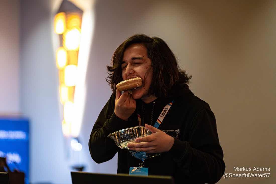 MoonlightSPL's tweet image. 🚨 BREAKING: Star @LastResort_Spl player Blue “@Arashiisok” Chara spotted enjoying his favorite activity. 

Feeding.