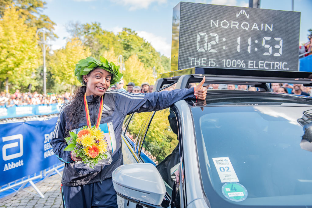 🇪🇹 Tigist Assefa pulverizó en #Berlin el récord del mundo de maratón femenina

🏃¡Rebajó en más de dos minutos la anterior marca!

🗣️Es una hazaña histórica, a la altura del reto de las dos horas", analiza Javi Moro, de <a href="/soycorredor_es/">CORREDOR\</a> 

🎧 #podcast ▶️ acortar.link/pItFaM