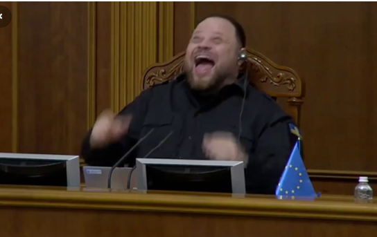 дивлюся, як у ступорі, на це рило <a href="/r_stefanchuk/">Ruslan Stefanchuk</a> сьогодні у Раді...
Перед очима вчорашне відео, як Торнадо-С прямим влучанням вбиває наш підрозділ особового складу 77-ї окремої аеромобільної бригади...

Ненавиджу...
Ненавиджу зелених...
Ненавиджу зелених потвор...