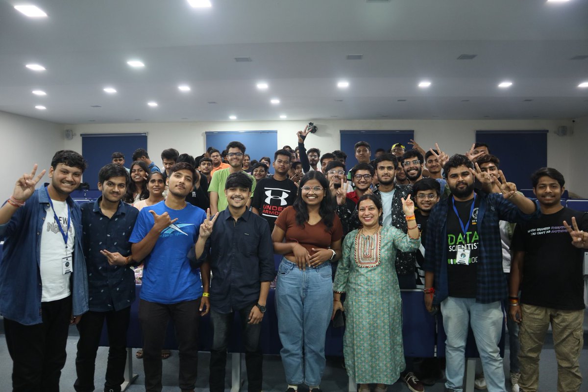Skyroadsmits's tweet photo. Skyroads Club is proud to host an event promoting eSports, gaming &amp; content creation !🎮💻

We invited experienced creators to share their insights on how to get into content creation and make a career in gaming and esports.💡🔥

#esports #contentcreation #gaming #Career #passion https://t.co/tp1wfFalMC