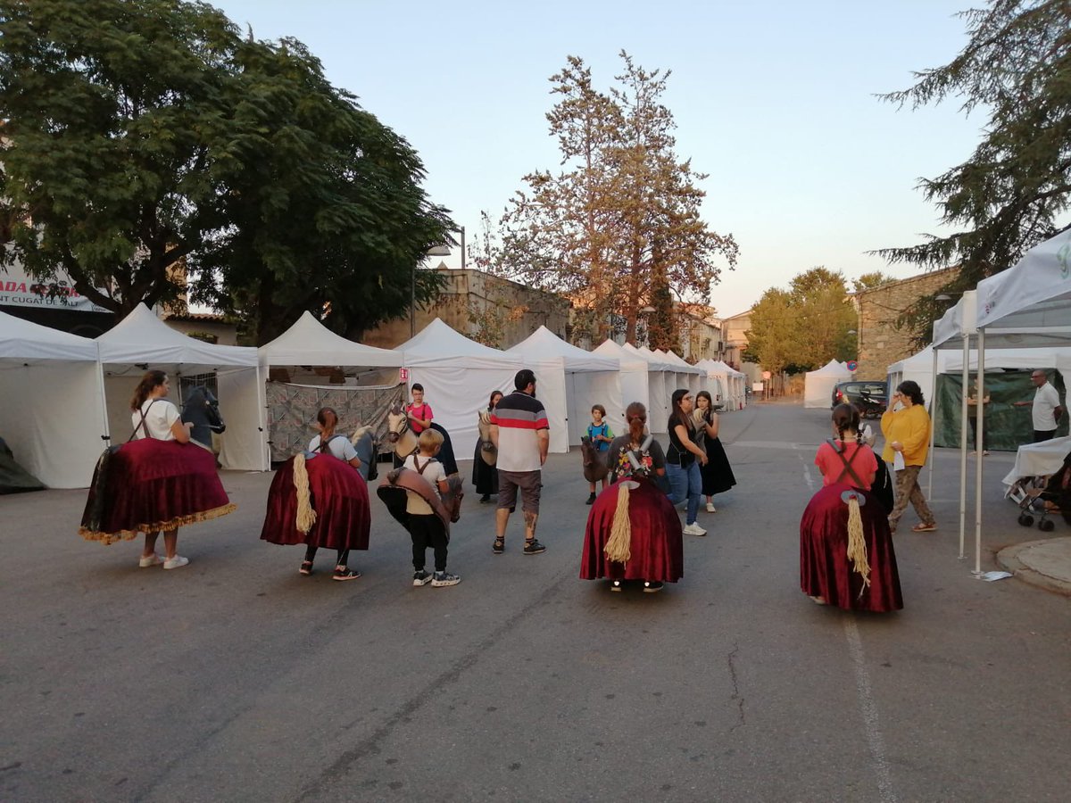 kinbedeball's tweet photo. Ultimant detalls del Ball dels Cavallets a la #firadelcistellsalt #viusalt #saltesviu @ViladeSalt 
Dissabte a les 18 cercavila al Parc Monar i Ball de Cavallets de la Llegenda de la Mifegínia i el Gegant del Rec al Padró a les 19h https://t.co/0eKFmBhXhP