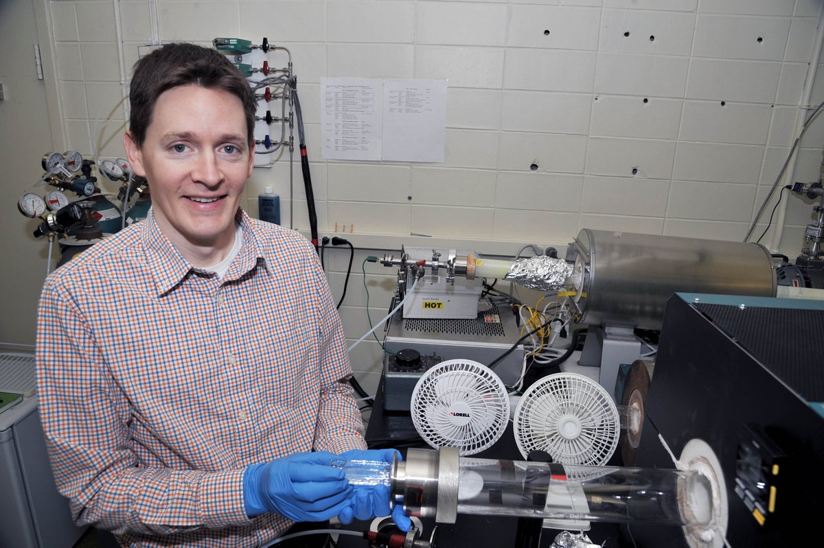 Dr. Jeremy Robinson studies 2D materials for research in quantum motion sensing at NRL's Nanoscience Institute. #navalresearch #nanotechnology #NationalNanoDay #USNRL #Nanoscience