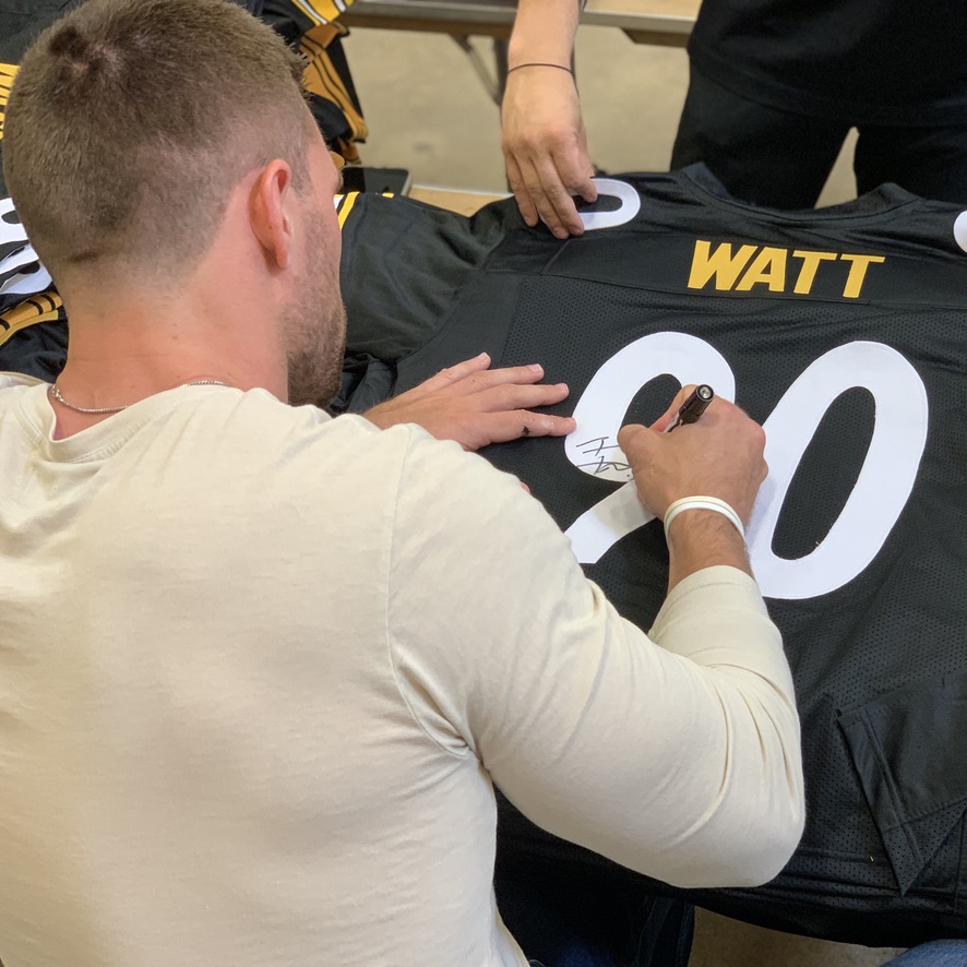 TotalSportsEnt's tweet image. If TJ Watt gets 2+ sacks and the Steelers beat the Ravens today, we'll give a TJ Watt autographed jersey to someone who reposts this post and follows us!