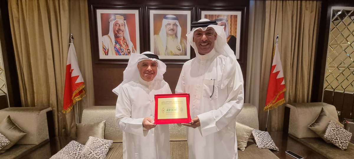 بحضور الوكيل المساعد للدعم والمبادرات بوزارة شؤون الشباب في #البحرين، ورئيس جمعية البحرين لهواة اللاسلكي فواز صليبيخ A92AA ورئيس الجمعية الكويتية لهواة اللاسلكي أحمد الهولي 9K2DB، تم التوقيع على مذكرة تفاهم بين #جمعية_البحرين_لهواة_اللاسلكي  #الجمعية_الكويتية_لهواة_اللاسلكي