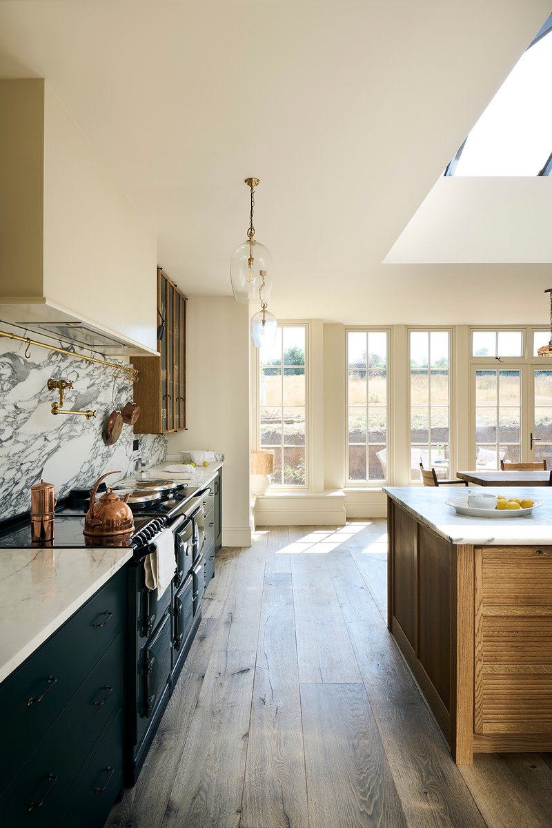 AGA_Official's tweet photo. We’re in awe of this absolutely gorgeous @deVOL kitchen – it’s simple yet gives a warm and charming appearance. 

The kitchen hosts a stunning AGA along with two considerable glazed wall cupboards either side and a striking island. https://t.co/csxqKrTDKq