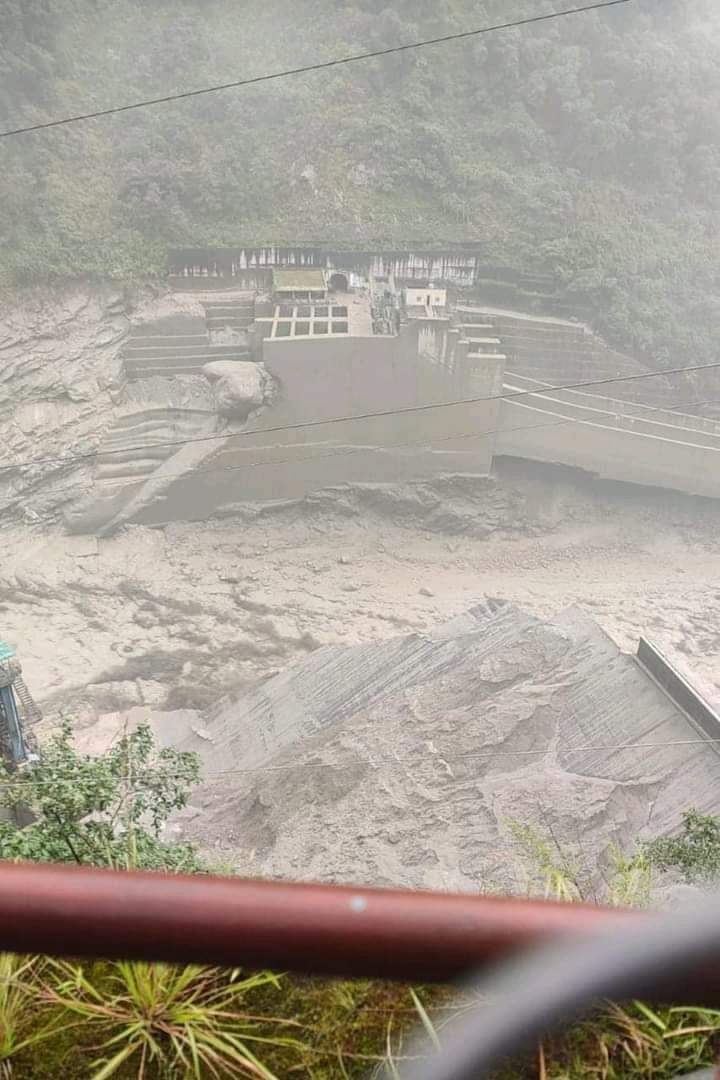 MiyaZenn's tweet photo. On 04/10/2023, The sudden cloud burst on Lonark lake has caused many people to lose their lives, homes, everything. And as a northeast state there is no highlight in national media. Just using this 'X' platform to make people know the current situation. 
#Prayforsikkim https://t.co/jNnhpcwxhA