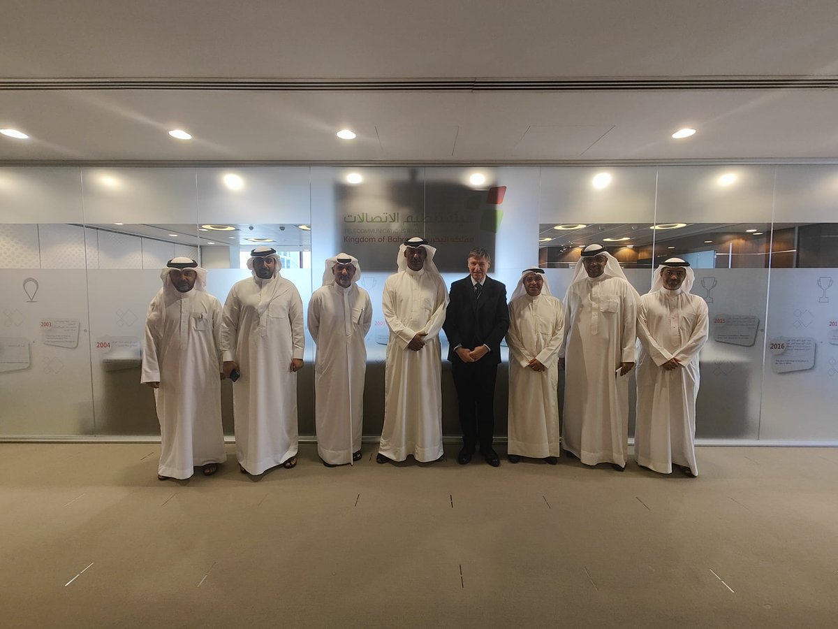 قامت جمعية البحرين لهواة اللاسلكي بزيارة هيئة تنظيم الاتصالات حيث اجتمعت مع مدير عام الهيئة السيد فيليب مارنيك ومدير ادارة الطيف الترددي المهندس حسن محمد بحضور عضو المجلس التنفيذي للاتحاد الدولي لهواة اللاسلكي رئيس الجمعية الكويتية لهواة اللاسلكي المهندس أحمد الهولي.
<a href="/TRABahrain/">TRA Bahrain</a>