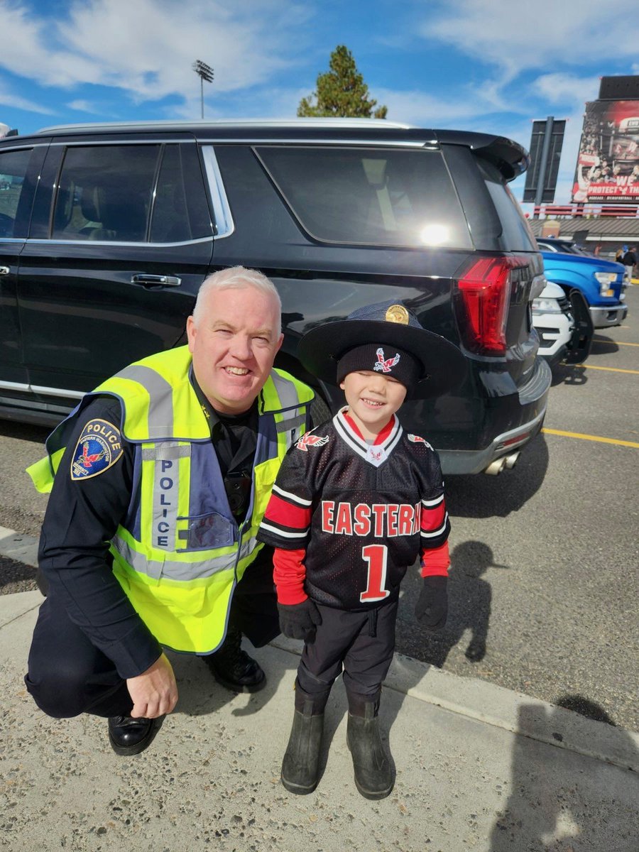 EWUPolice's tweet photo. EWU Police Department loves to meet future Eags!🦅❤️ #GoEags #futureeagle #EWU https://t.co/as5eHjza5u