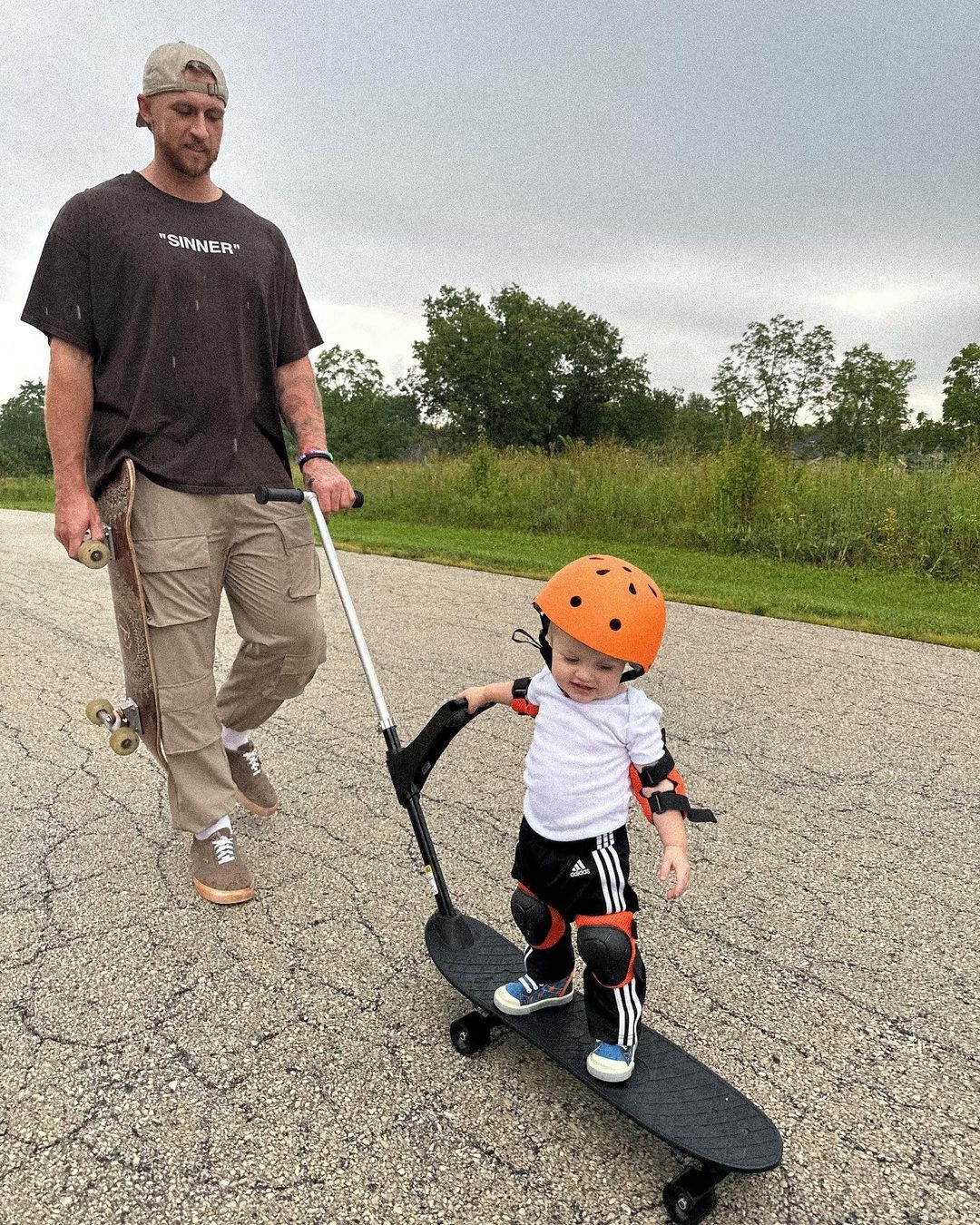  Ookkie Kids Learner Skateboard (Black) : Sports