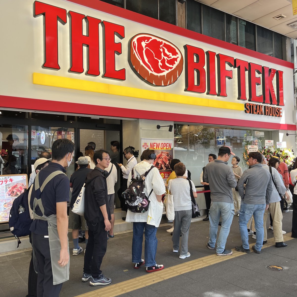 takizawanobu's tweet photo. 昨日川崎にオープンしたステーキ屋さん @thebifteki に早速行って来た。開店前に並んで5番目の客になりました。食べ終わって出たら大行列。テーブル自体が温かくなる仕組み��最後まで冷めなくて美味しかった。ロピアがやってる店みたいよ。 https://t.co/lGQnYJmL4U