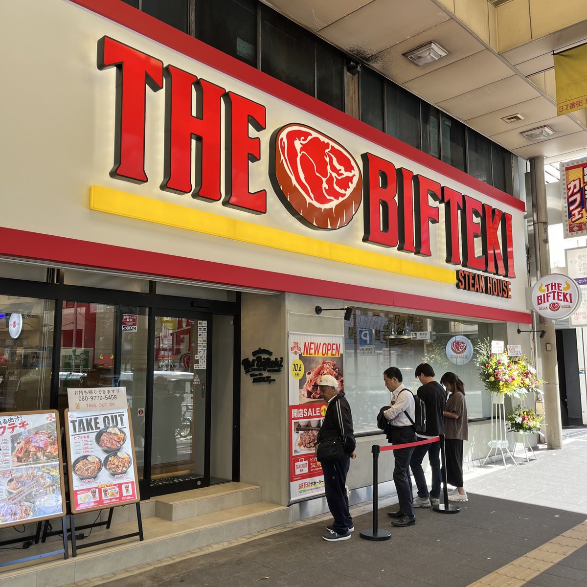 takizawanobu's tweet photo. 昨日川崎にオープンしたステーキ屋さん @thebifteki に早速行って来た。開店前に並んで5番目の客になりました。食べ終わって出たら大行列。テーブル自体が温かくなる仕組み��最後まで冷めなくて美味しかった。ロピアがやってる店みたいよ。 https://t.co/lGQnYJmL4U