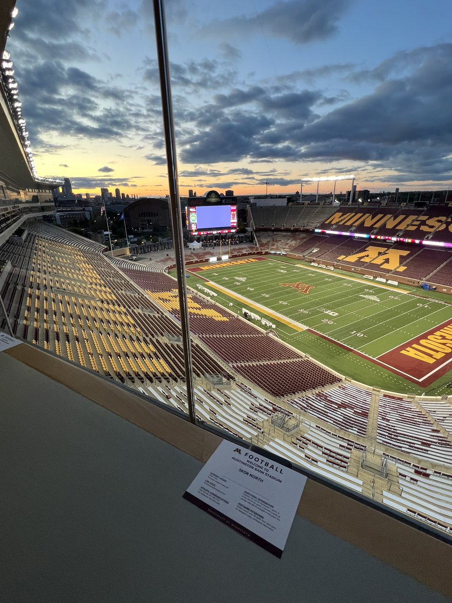 15clarkk's tweet photo. Hey @SKORNorth! Warming up the seat for the game tomorrow! https://t.co/N0IfquMPzJ