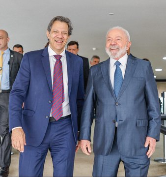 Bolsonaristas querem comparar Guedes com Haddad.

Vamos lá.
Paulo Guedes x Haddad:

Óleo soja R$ 11,00/R$ 4,80
Café 500g R$ 24,00/R$ 12,99
Feijão kg R$ 10,50 / R$ 4,69
Frango kg R$ 16,00/ R$ 9, 70
Arroz 5 kg R$ 35,00/R$ 20,00
Carne kg R$ 42,00/R$ 19,00
Leite integral R$ 7,00/3,65