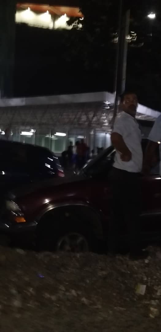 Noraima28's tweet photo. @FMCENTER @HidroCapital2 @NicolasMaduro @PolisucreOficia @GabrielaEsSucre @JoseVRangelA @CClomasdelavila @RLOZINSKI @RCamachoVzla he aquí la presagiado una camioneta se acaba de sumergir en la piscina de palo verde @VECIN0PaloVerde @metro_caracas https://t.co/1exiwyprsw