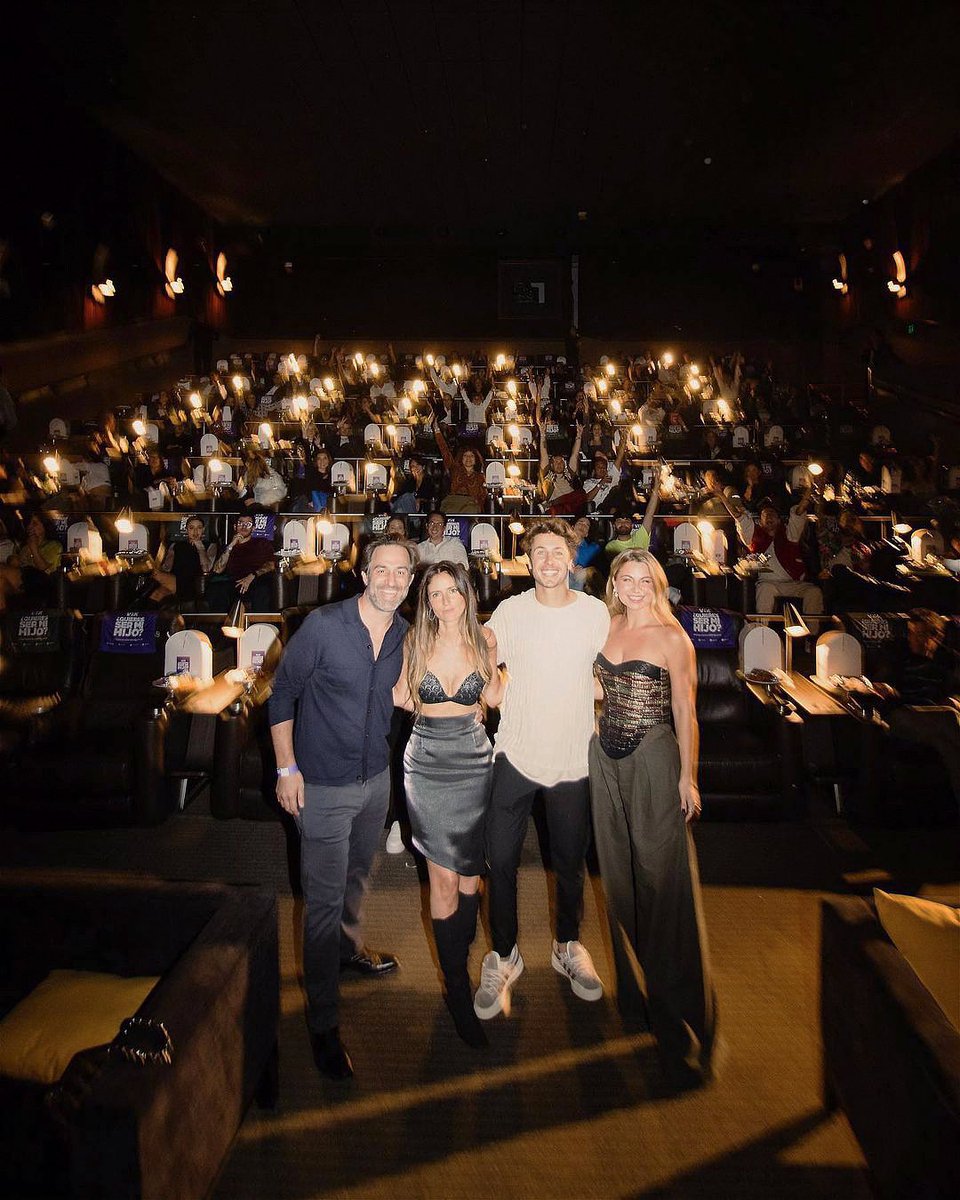 ArcherTroy's tweet photo. Así de épica fue la premiere que organizamos para el estreno de la película #QuieresSerMiHijo de Vix+ 👩‍👦

¡No se la pierdan!

#BornToAd https://t.co/TGJphRdtgk