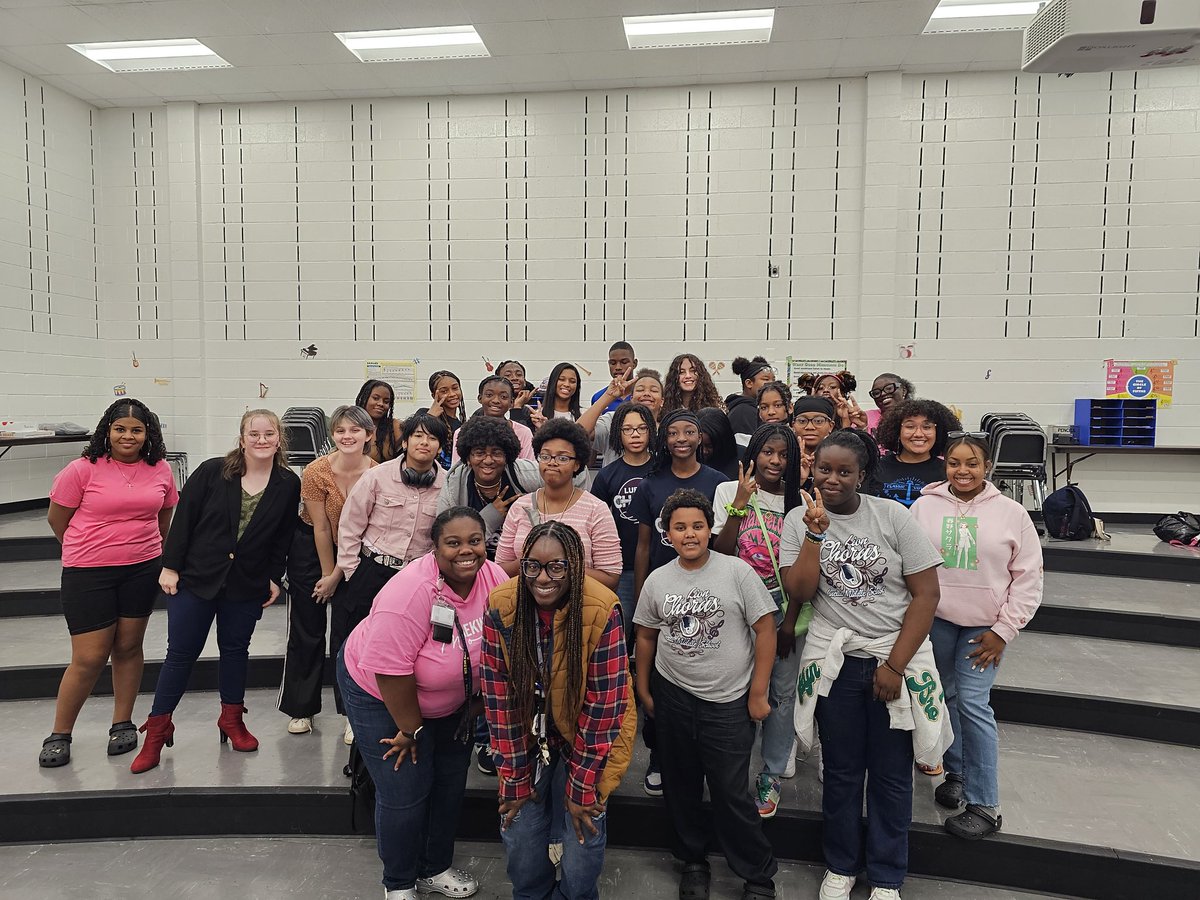 CaitlinBoyd21's tweet image. We&apos;re still at it as we celebrate at 8th graders at LHS vs. WHS football game! This is an annual event between our middle/high school fine arts/athletic departments! This year, we added elementary. #DoingWhatsBestForKids @FineArtsHCS @LuellaHS_HCS @LuellaMS_HCS @LESPrincipalDrM