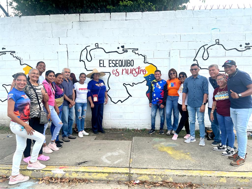 Aragua en despliegue 🚩

¡Hablan las paredes! 

Miren lo bonito que están quedando los murales "El Esequibo es nuestro" en todo el país. 

<a href="/PsuvAragua_ofic/">PartidoPSUVAragua</a> 
#ElEsequiboEsNuestro
