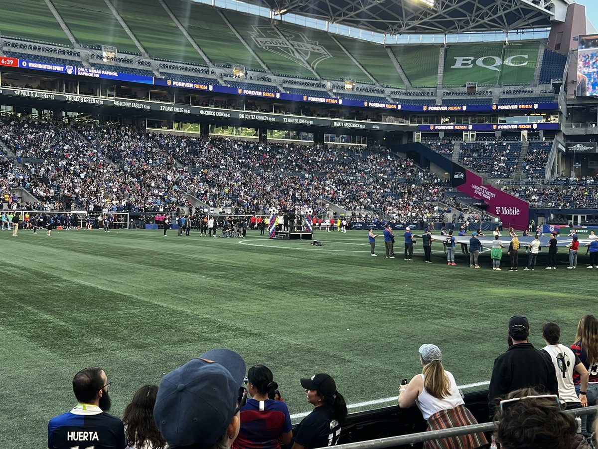 Psycovette's tweet photo. @OLReign why when you have a full stadium event do you disrespect your season tickets holders by facing away from them! https://t.co/LtrvTuufQt