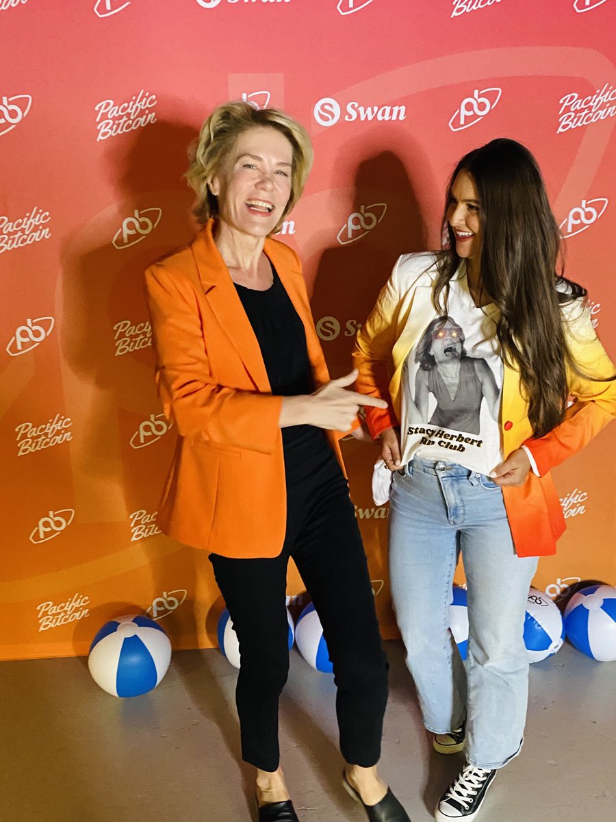 stacyherbert's tweet image. Just met the only member of the Stacy Herbert Fan Club 

🧚‍♀️🧡