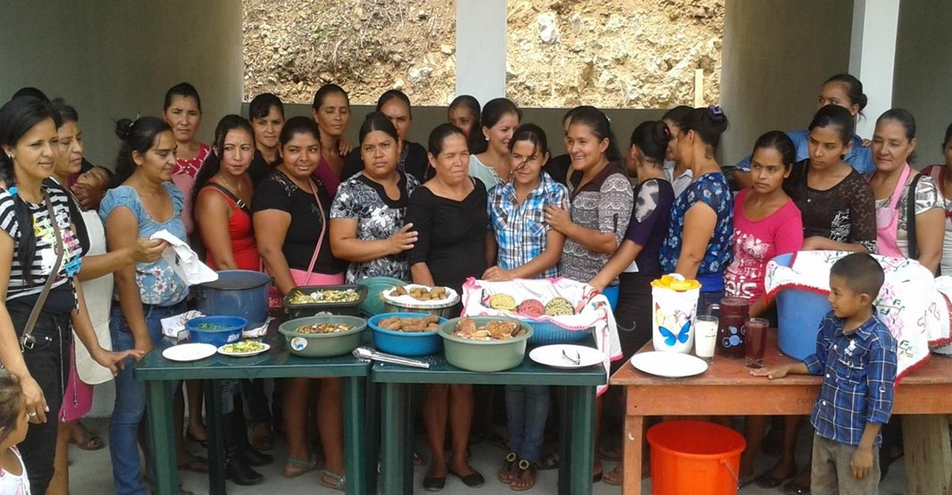 NanamadorG's tweet photo. #ReunionMunidalCoalicionAlimentacionEscolar #MSAN #UNAH La preparación de los alimentos es un eslabón fundamental de la cadena agroalimentaria para proporcionar alimentos inocuos en la alimentación escolar, espacios saludables y manipuladores consientes se requiere para lograrlo https://t.co/KVclO1SFEC