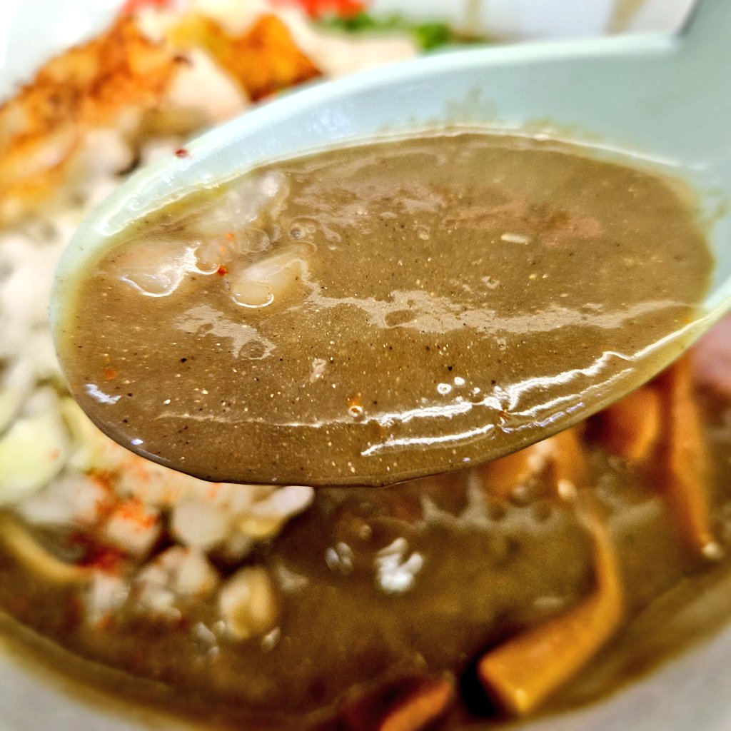 🍁ラーメン 山岡家🐳
本日の期間限定麺🤩襲来ロックオン🚢 👹鬼煮干しラーメン🍜＆焼き餃子🥟超濃厚🐟煮干汁🥳鬼と名付けてゎ🤔餃子で角TPしたVer,🌋豆板醤で赤く…ニンニクで力強く‼️チョイ魔改造🤣赤鬼ニボ👹完成💥ブースト酢も中盤に注入💕ウｯ・おいひい😍ごちそう山岡家さま🙇‍♀💯💯💯