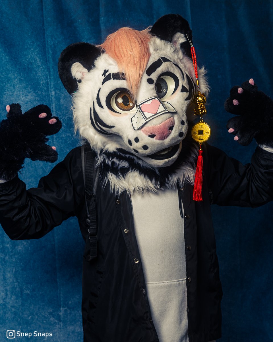 Miren mis uñas... y ya.
[Descripción chistosa]

📸: <a href="/SnepSnaps/">Snep Snaps</a>
🧵:<a href="/PyropeCostumes/">✨Pyrope Costumes✨</a>

#FursuitFriday y #ViernesDeBotargas