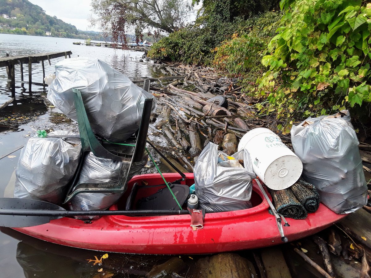 TJRPitt's tweet photo. 5 #Earthcleanup bags today, 173 more bottles of plasticpollution + a rug, pillow &amp; chair.
The amount of Litter/Trash stuck in our waterways is drastically worse than the general public knows.
Since mid-May: 233 bags pulled from Pittsburgh's Ohio River &amp; 6,359 plastic bottles
🌎 https://t.co/ofvUHyeVVy