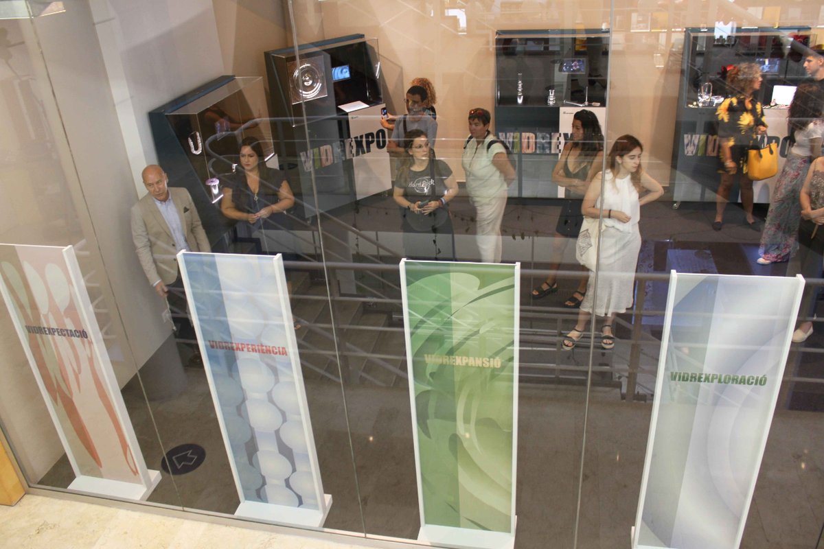 GVAartesania's tweet photo. Hoy hemos inaugurado la exposición “VIDREXPO. La magia inherente al oficio de trabajar el vidrio”, con la presencia de la Directora General de Comercio, Artesanía y Consumo Mª Isabel Sáez Martínez. https://t.co/UTlLgVrY3A