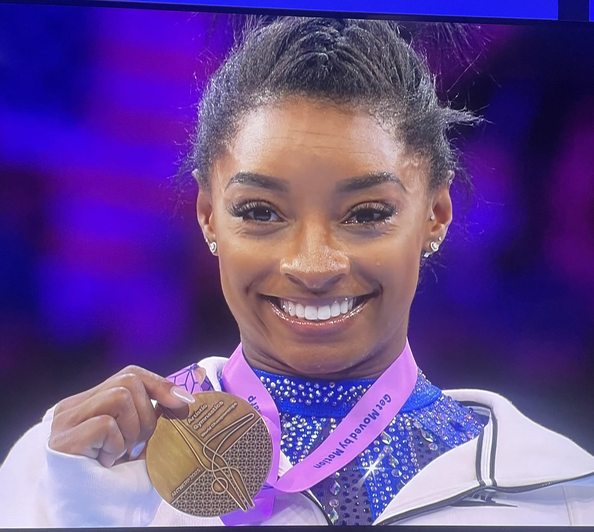 The #GOAT𓃵 is back to take her 6th All Around world title <a href="/Simone_Biles/">Simone Biles</a> what a brilliant competition to have the privilege to cover for <a href="/BBCSport/">BBC Sport</a>