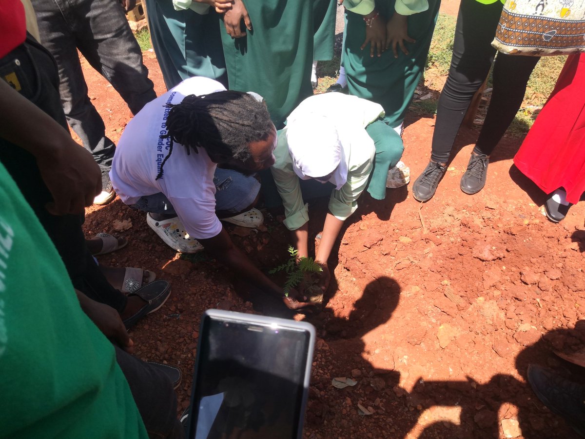 focuslifedlink's tweet photo. Today 6th October 2023, we celebrated Kawempe youth Day &amp; participated in the Urban tree planting activity at the boundaries of Bwaise New tax park. thax @roofingsgroup @KCCA Kawempe Divison &amp; all those who Engaged in Kawempe youth Day celebrations. https://t.co/IIBLnZGDtJ