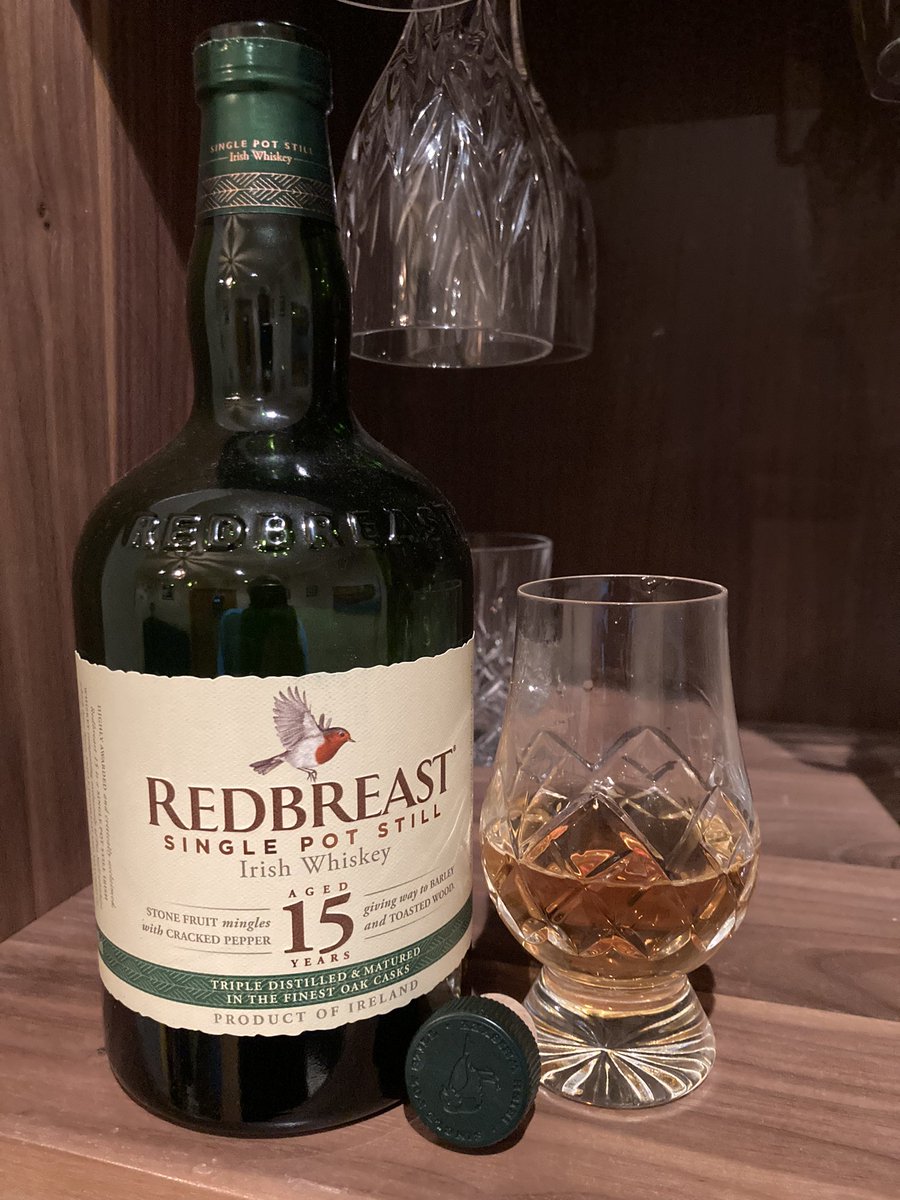 No Scottish whiskey tonight. Has to be an Irish drop all the way! ☘️ @RedbreastUS to get the weekend started. Sláinte 🥃 #fridaynightdram