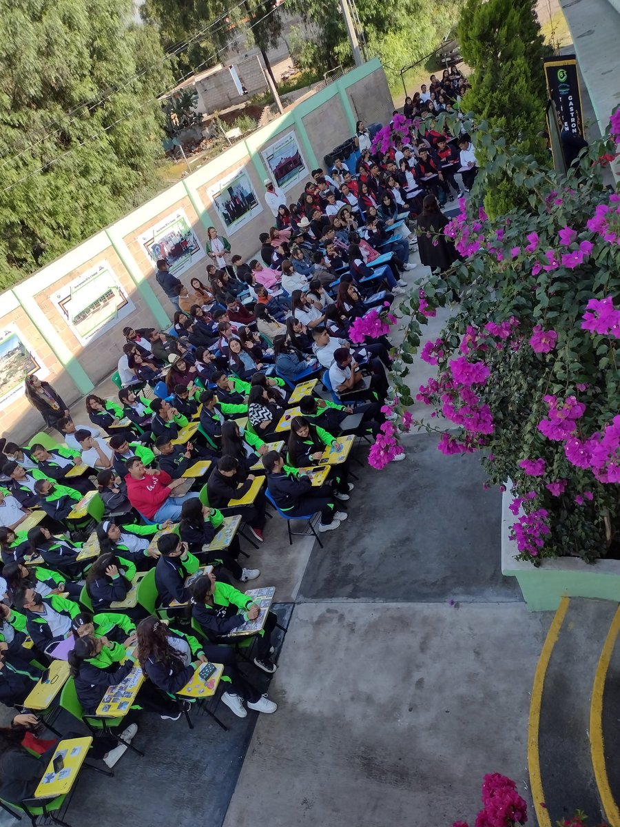 15ECT0165R's tweet photo. Compartiendo experiencias con egresado  de la institución de la 4ta generación . https://t.co/VBZdKtaXz4