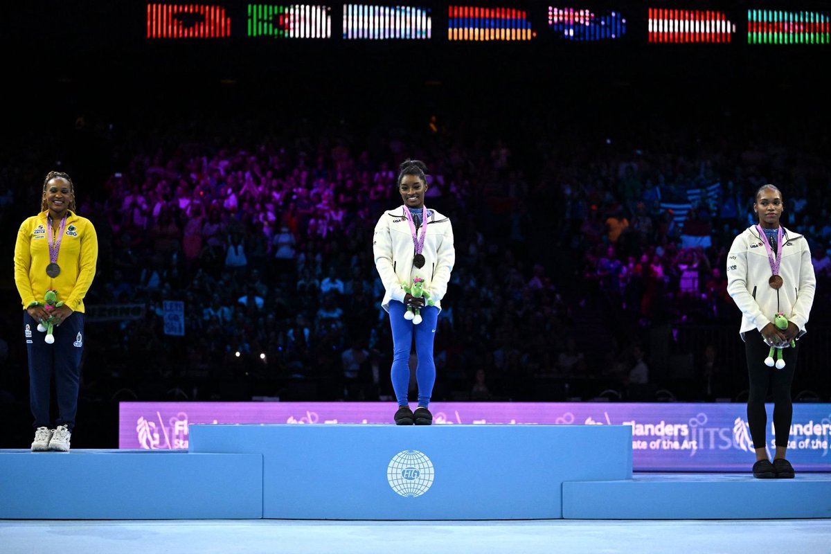 HISTÓRICO! Pela primeira vez, o pódio de um individual geral no Mundial de Ginástica Artística feminino é formado por mulheres negras.

🥇 Simone Biles 🇺🇸 (58.399) 
🥈 Rebeca Andrade 🇧🇷 (56.766)
🥉 Shilese Jones 🇺🇸 (56.332)