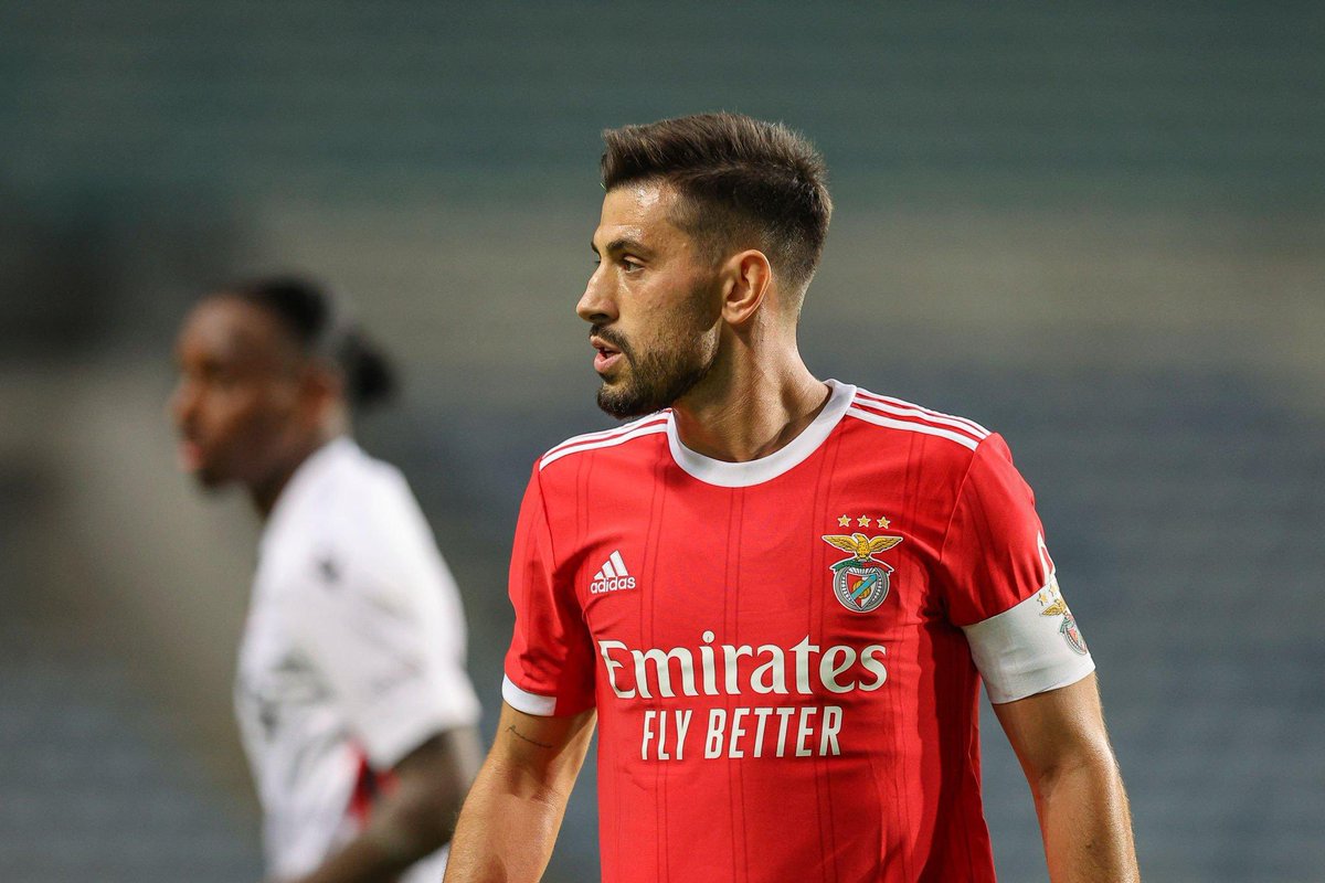 Quase 8 épocas de águia ao peito e nem sequer tem direito ao mínimo post de aniversário por parte do <a href="/SLBenfica/">SL Benfica</a>. 

Parabéns Pizzi, para sempre um de nós ❤️