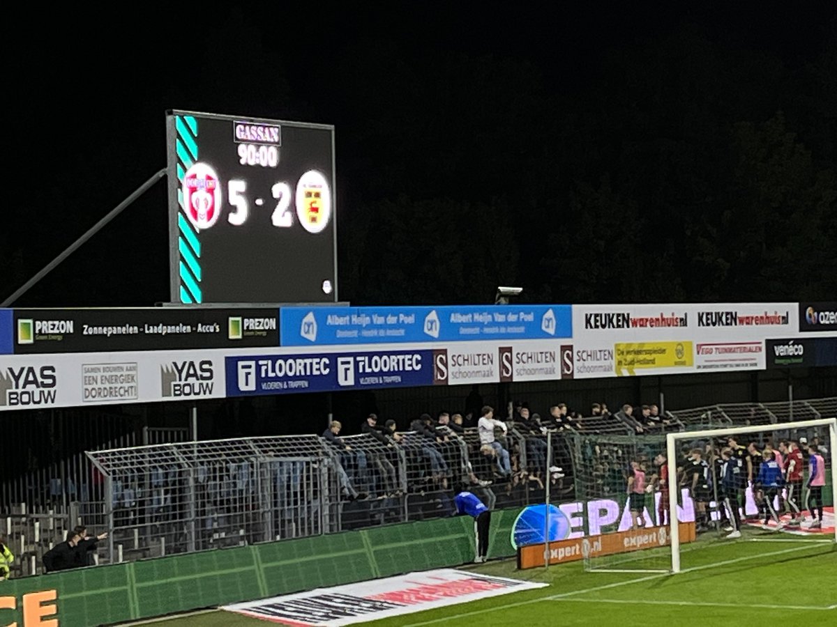 Mocht je je eens vervelen op vrijdagavond, ga naar de Krommedijk. Leuk voetbal, lekker sfeertje en uiteraard veel Feyenoord connecties. Top avondje weer!