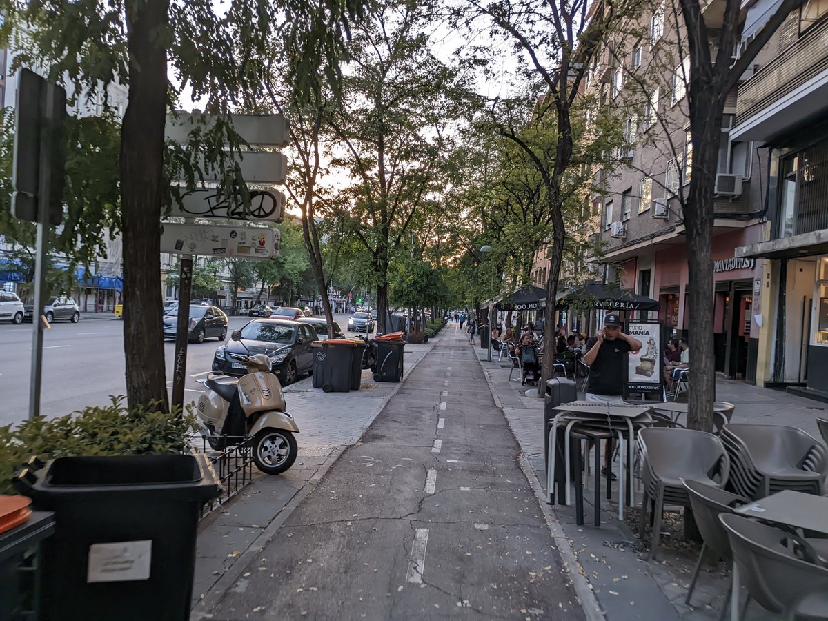 Calle Ferrocarril, acoso de la hostelería a la acera, forzando al peatón a ir por el carril bici. Terraza Alaia con mesas ancladas a los árboles ilegalmente durante años.