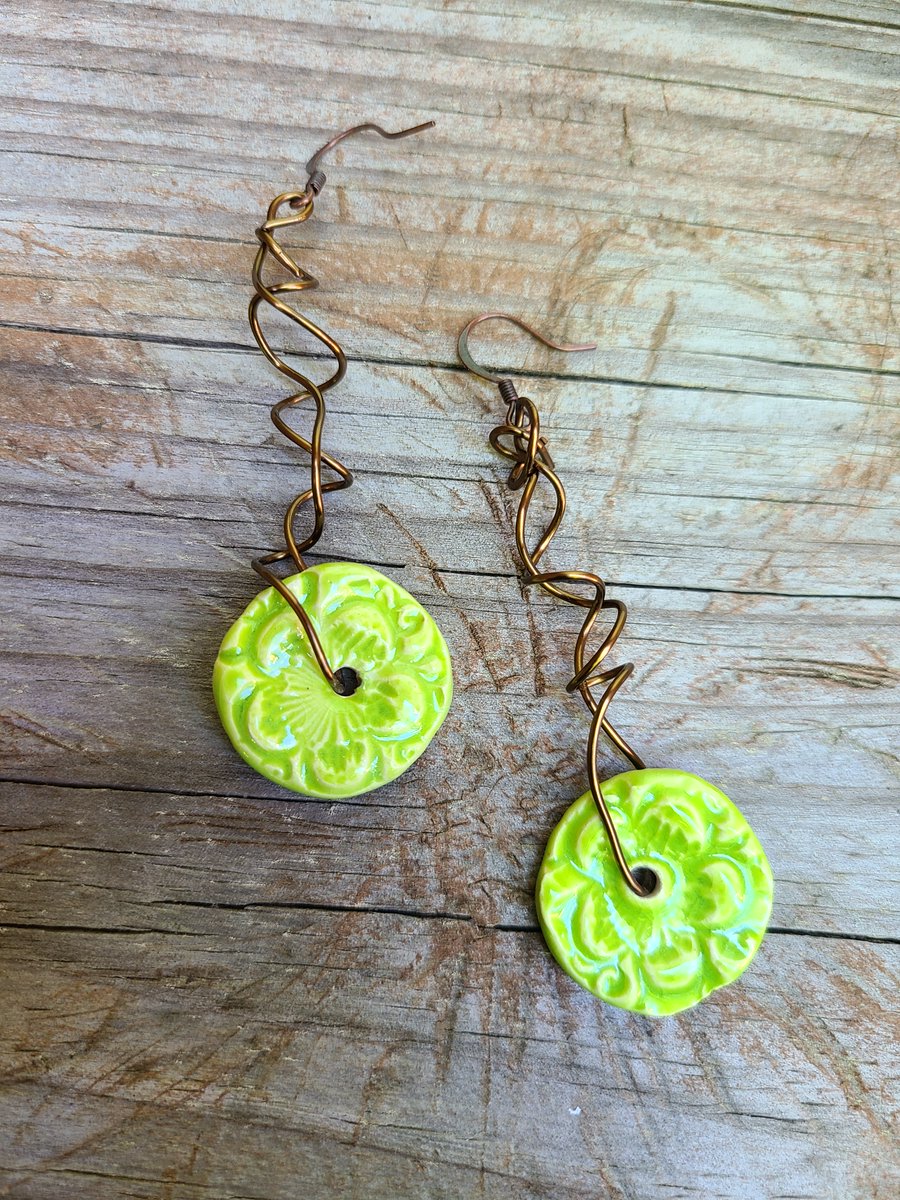 LDempski's tweet image. #flowereddisc #ceramicdisc #green #antiquebrass #frenchearwires #earrings #bohochic

lisa-dempski.square.site/product/spring…