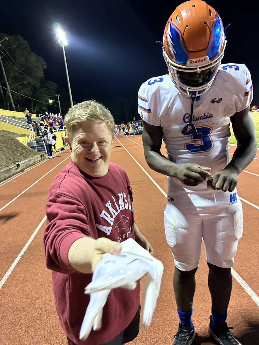 Before future Razorback Jadan Baugh (@1vibesjay) autographed a pair of gloves for @CanaanSandy, he had a monster game vs Landmark Christian by rushing 7 times for 270 yards, 3 TDs, 2 catches for 90 yards, a TD and he returned a punt for a 70 yards and a TD. He also had 3 tackles…